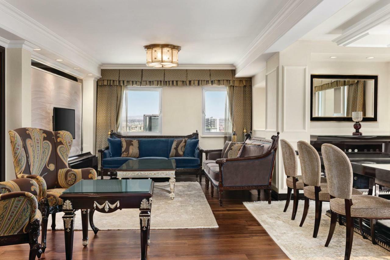 Wyndham Grand Кайсери Екстериор снимка A living room at The Pierre