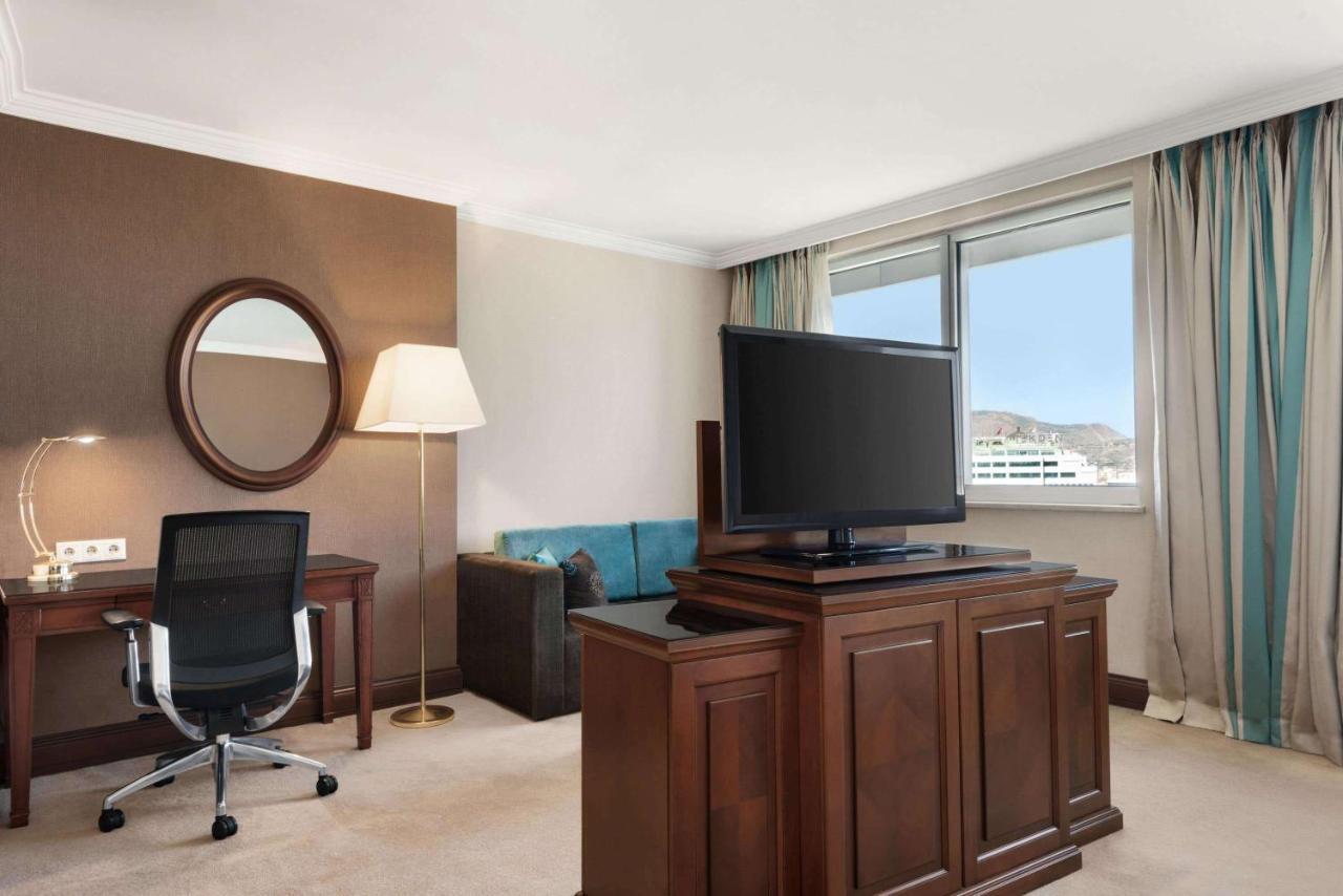 Wyndham Grand Кайсери Екстериор снимка A room at the Hilton Athens